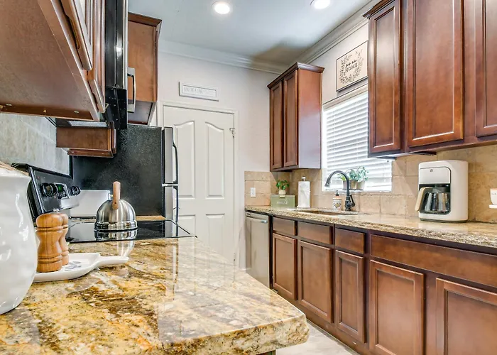 Extended-stay W/ Pool Access Holiday home *