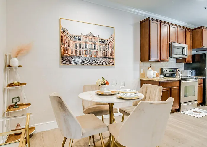 Extended-stay W/ Pool Access Holiday home